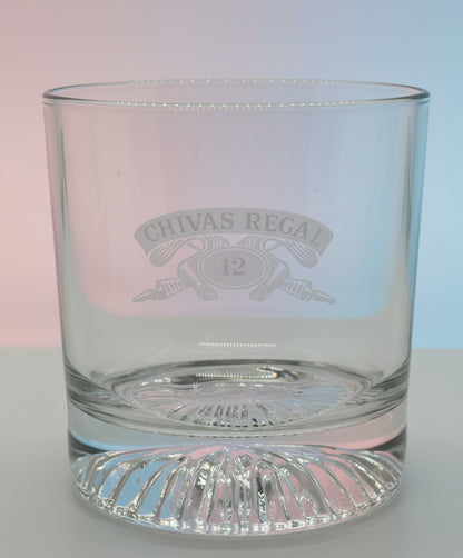 Vaso de cristal para whisky Chivas Regal 12 años. Diseño clásico ideal para coleccionistas o para servir bebidas con elegancia.