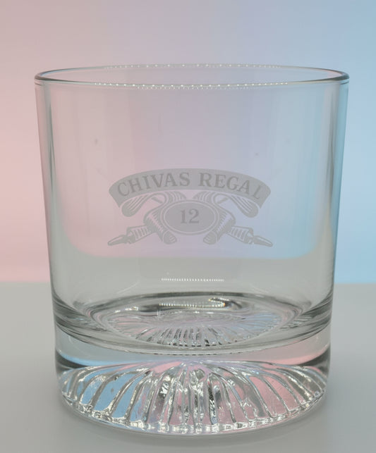 Vaso de cristal para whisky Chivas Regal 12 años. Diseño clásico ideal para coleccionistas o para servir bebidas con elegancia.