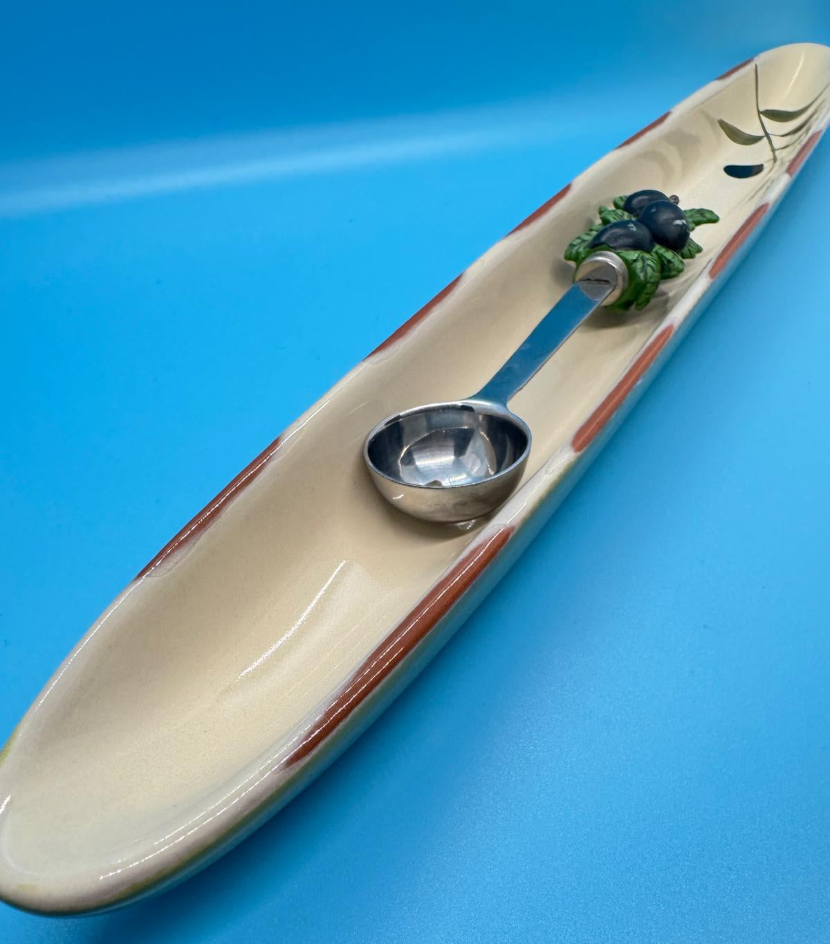 Plato cerámico largo –para servir olivas, frutos secos.