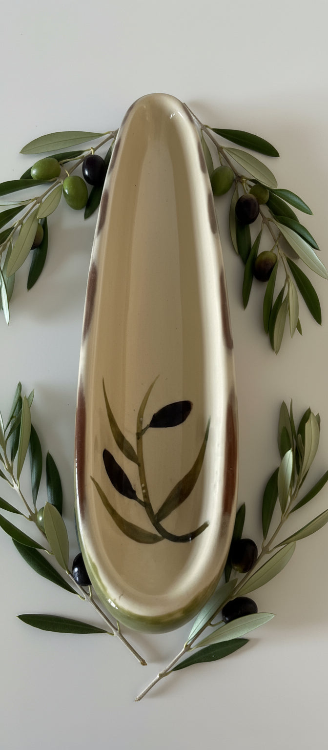 Plato cerámico largo –para servir olivas, frutos secos.