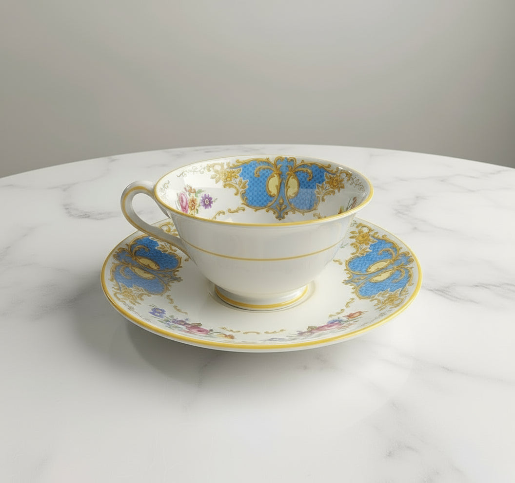Este es un juego de té vintage de porcelana, de la reconocida firma Seltmann Weiden, originaria de Baviera, Alemania. El conjunto incluye una taza de té, un platillo y un plato para postre o almuerzo.