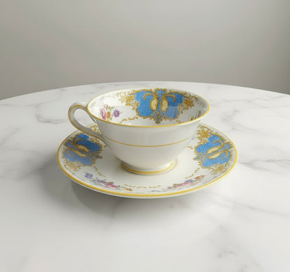 Este es un juego de té vintage de porcelana, de la reconocida firma Seltmann Weiden, originaria de Baviera, Alemania. El conjunto incluye una taza de té, un platillo y un plato para postre o almuerzo.