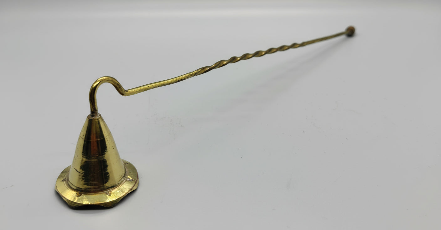 Apagavelas de latón con campana pivotante