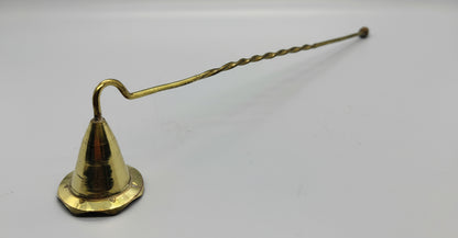 Apagavelas de latón con campana pivotante