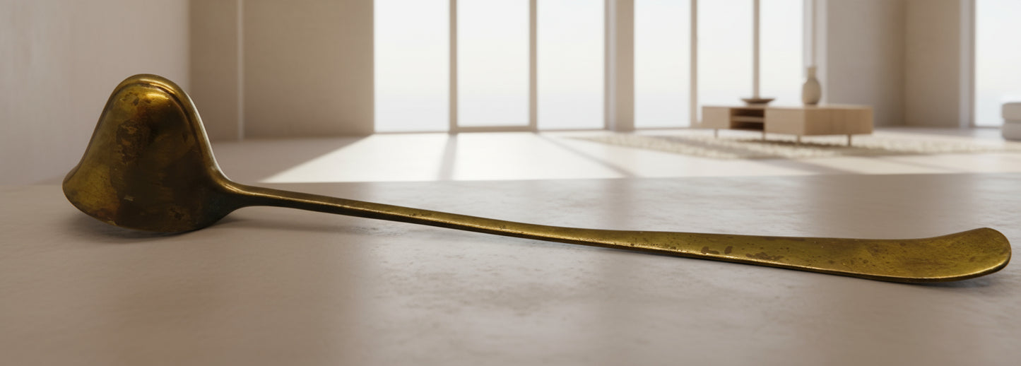 Apagavelas de latón con campana pivotante