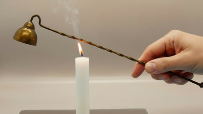 Apagavelas de latón con campana pivotante