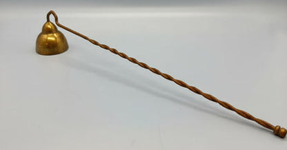 Apagavelas de latón con campana pivotante