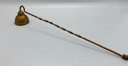 Apagavelas de latón con campana pivotante