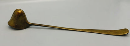 Apagavelas de latón con campana pivotante