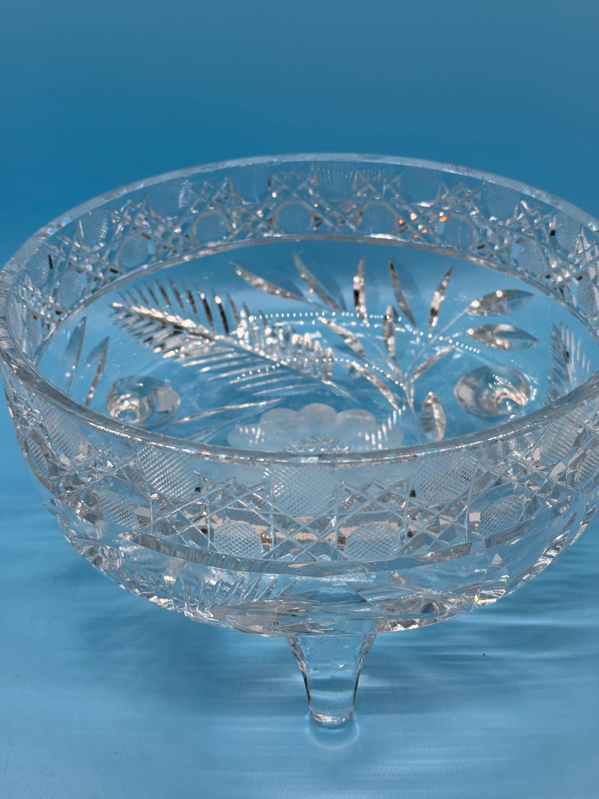 Bowl de Cristal Tallado con Pedestal – Diseño Geométrico