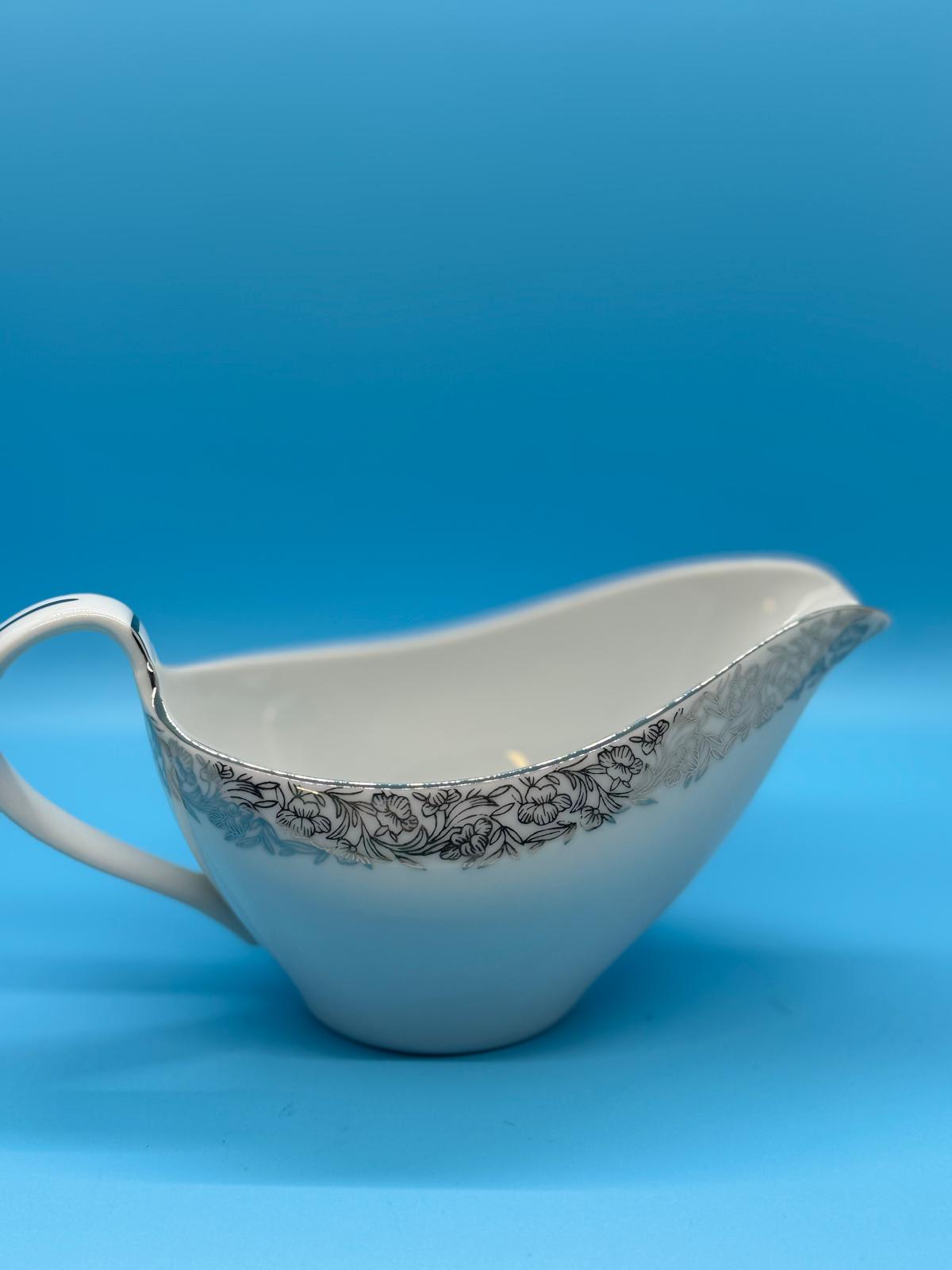 Vajilla de porcelana japonesa Arita – Diseño floral en gris plata