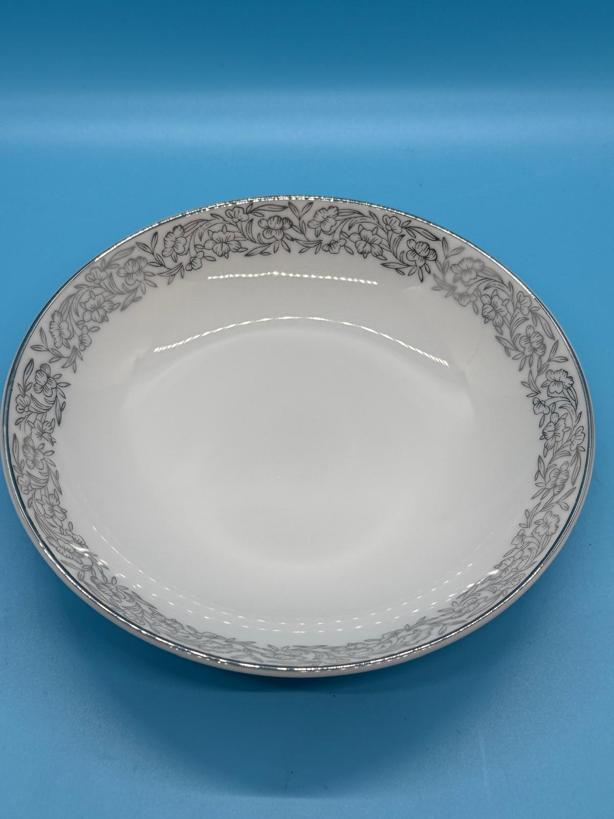 Vajilla de porcelana japonesa Arita – Diseño floral en gris plata