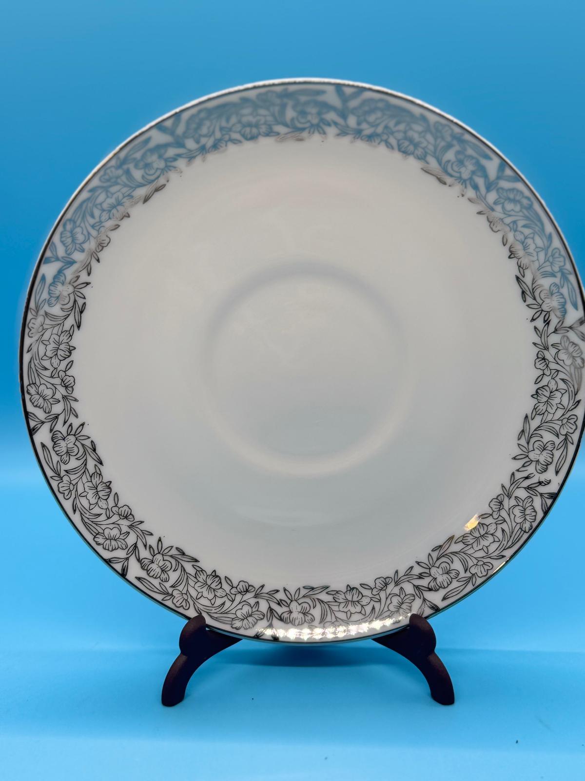 Vajilla de porcelana japonesa Arita – Diseño floral en gris plata