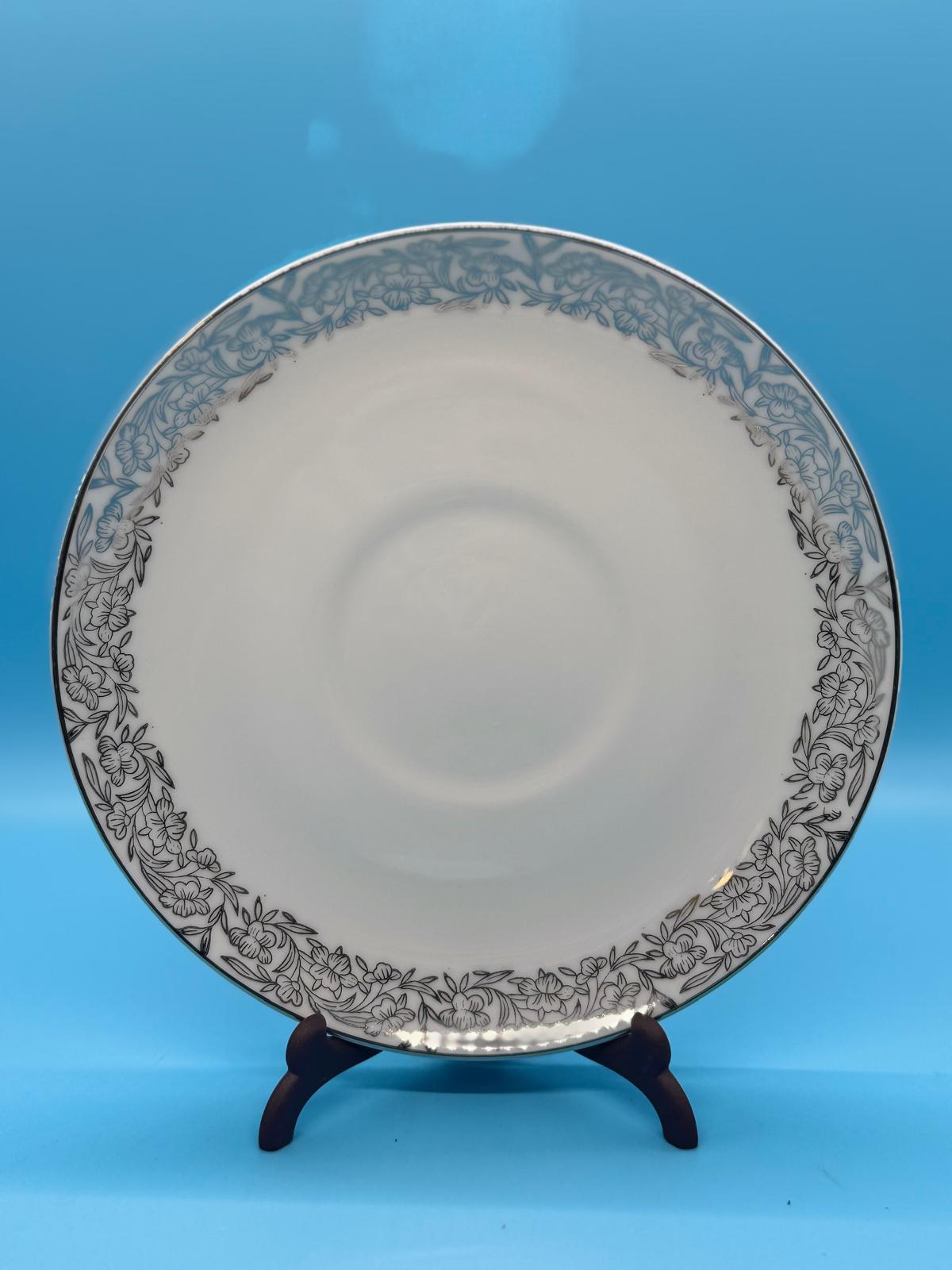 Vajilla de porcelana japonesa Arita – Diseño floral en gris plata
