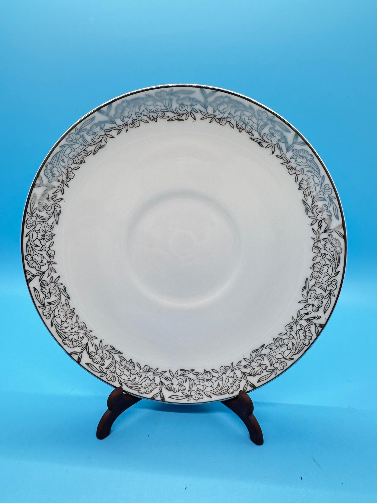 Vajilla de porcelana japonesa Arita – Diseño floral en gris plata