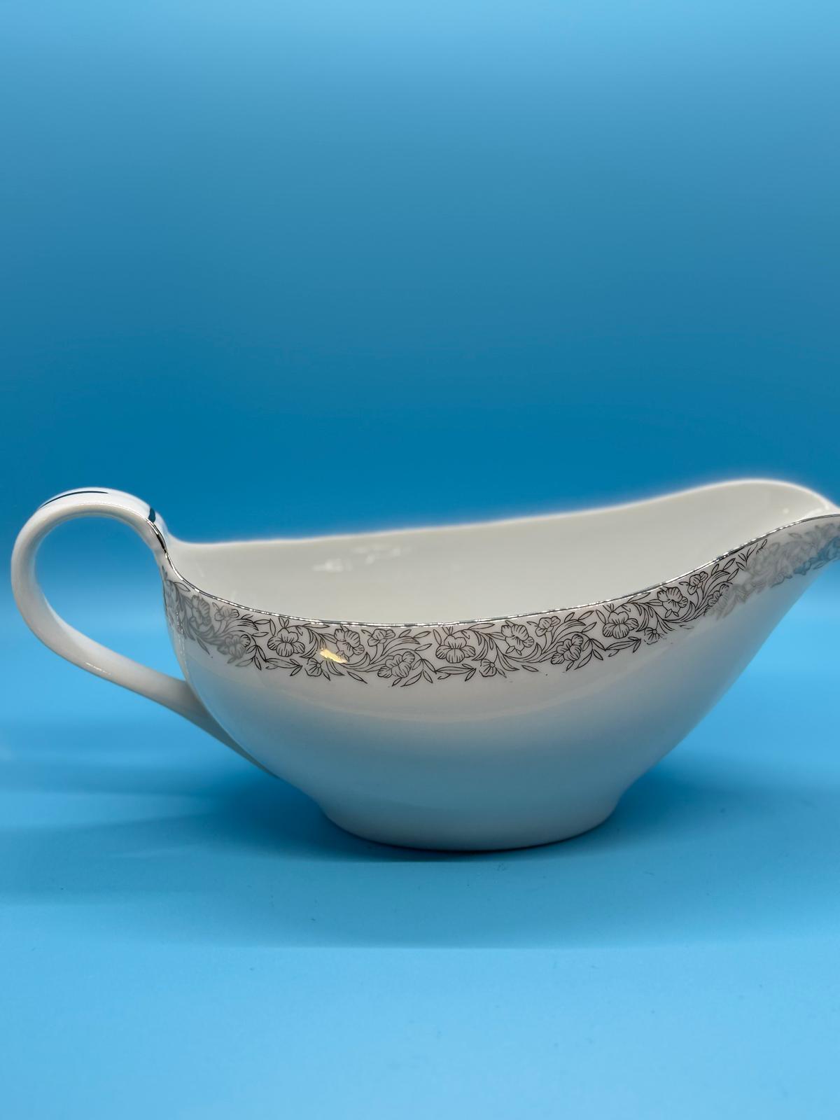 Vajilla de porcelana japonesa Arita – Diseño floral en gris plata