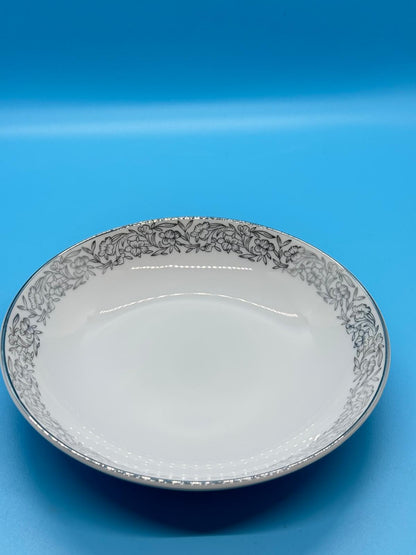 Vajilla de porcelana japonesa Arita – Diseño floral en gris plata