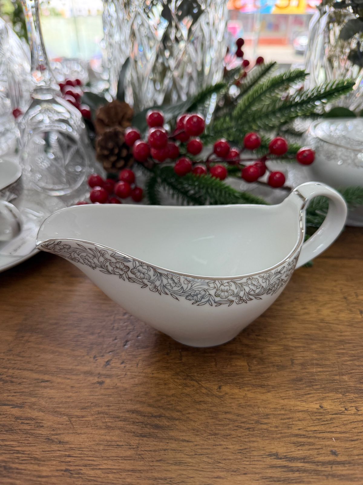 Vajilla de porcelana japonesa Arita – Diseño floral en gris plata