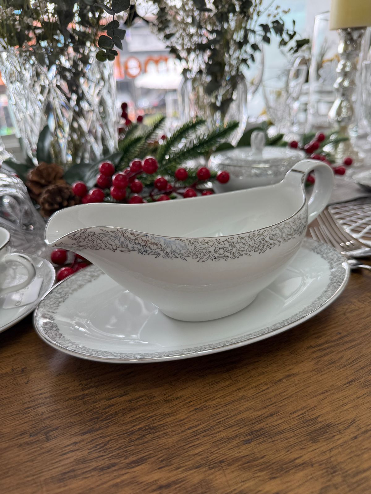 Vajilla de porcelana japonesa Arita – Diseño floral en gris plata