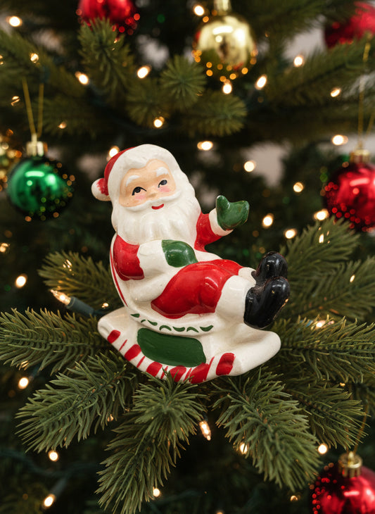 Figura Navideña – Papá Noel en Mecedora (Vintage)
