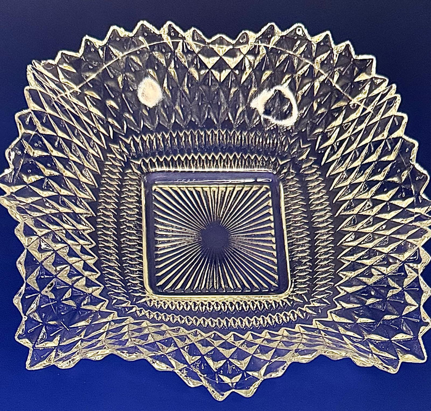 Plato de Vidrio Vintage con Borde Ondulado y Motivo Estrellado