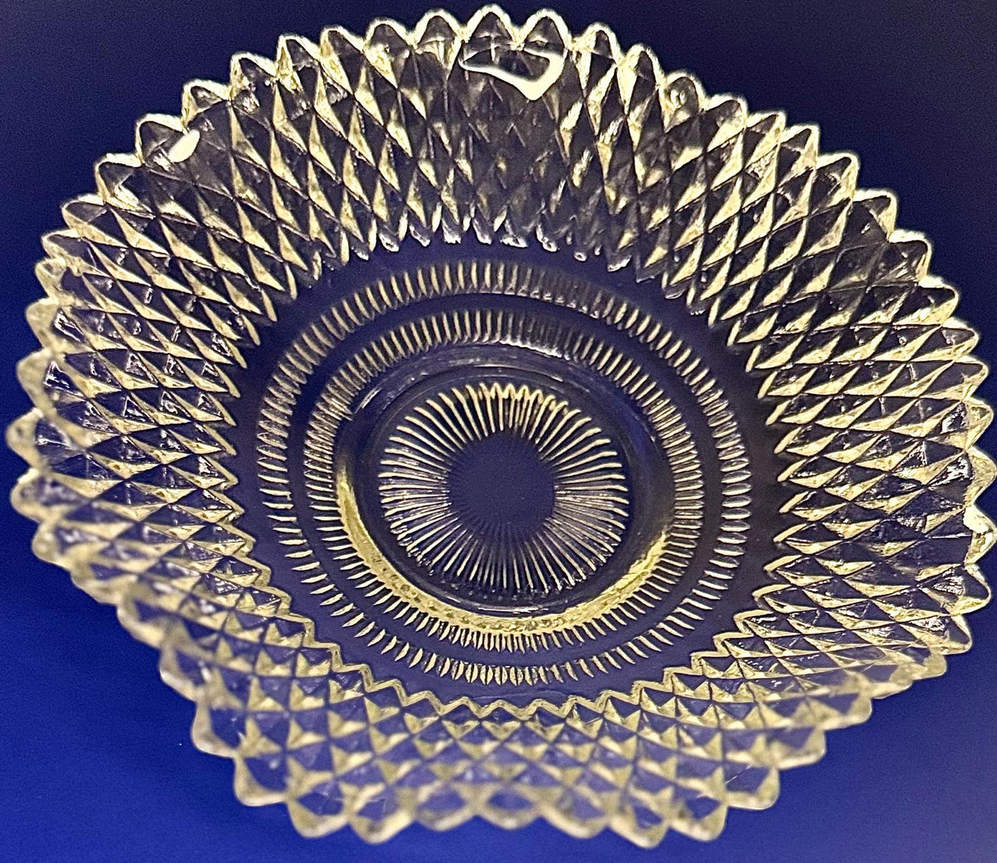 Plato de Vidrio Vintage con Borde Ondulado y Motivo Estrellado