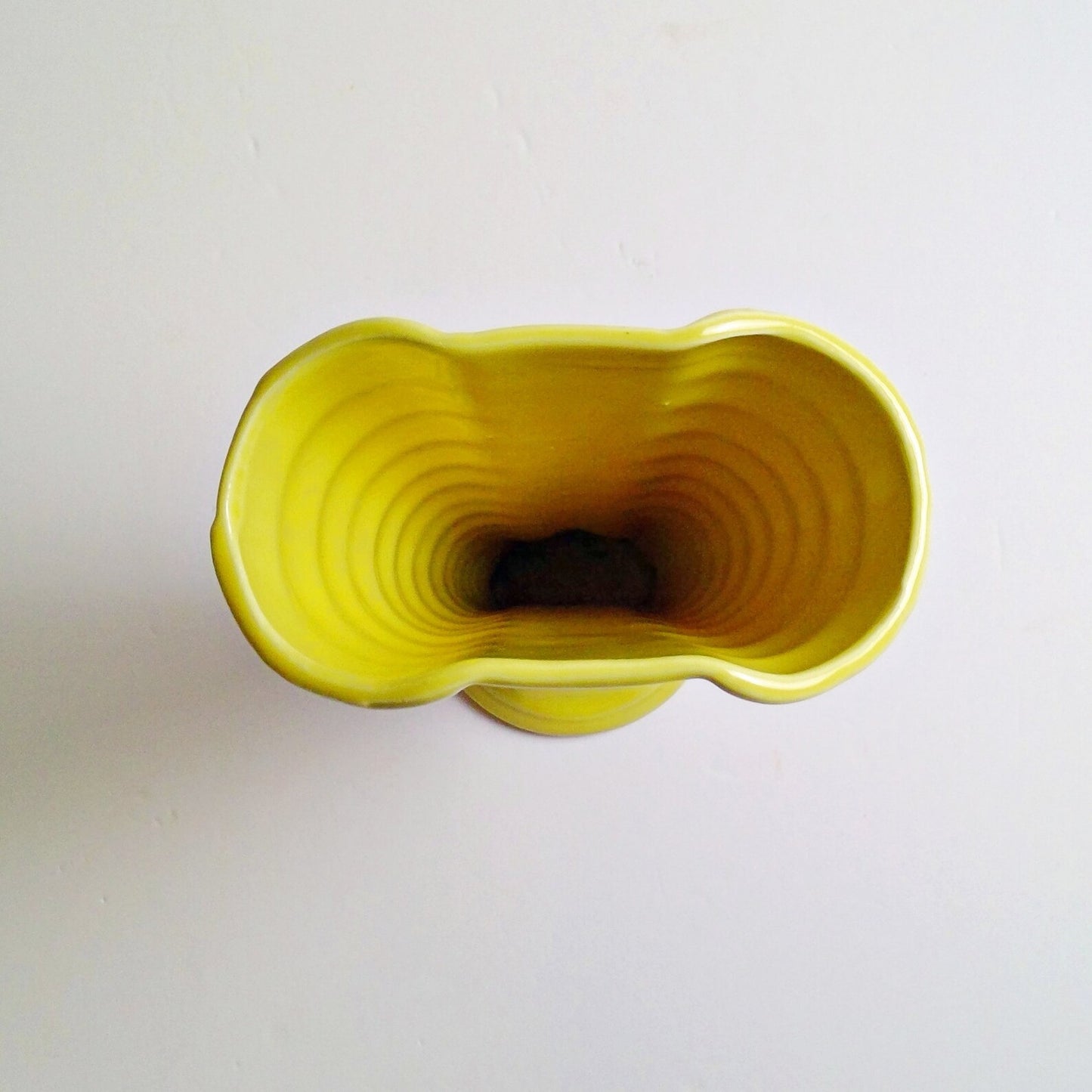 Arreglo floral con Jarrón Vintage Shawnee USA 809 – Amarillo con Líneas Deco