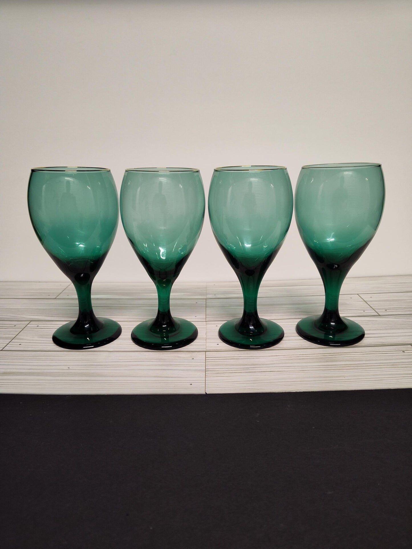 Set de 4 copas vintage Libbey Glass Company en vidrio color verde junípero con detalles dorados. Diseño clásico de gota que combina elegancia retro con funcionalidad.
