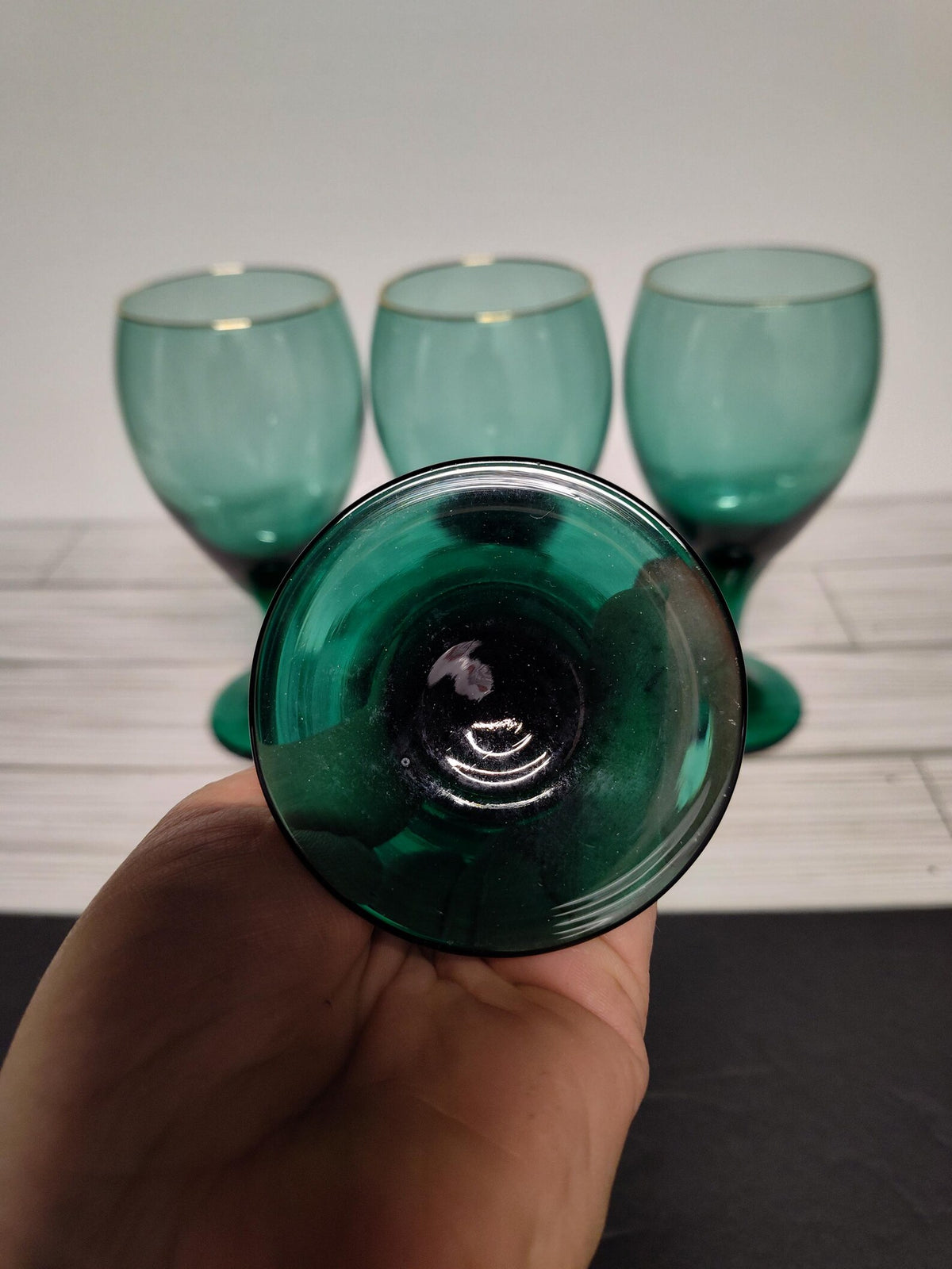 Set de 4 copas vintage Libbey Glass Company en vidrio color verde junípero con detalles dorados. Diseño clásico de gota que combina elegancia retro con funcionalidad.