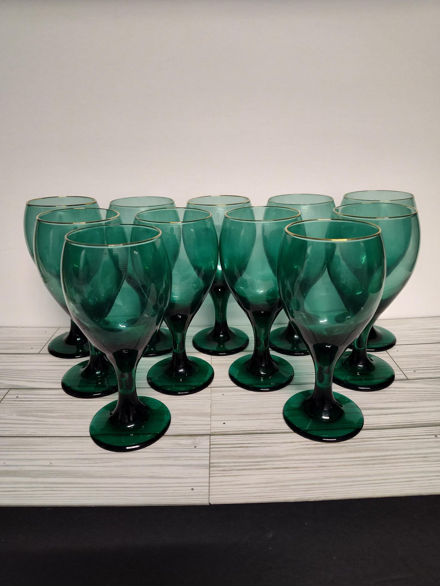 Set de 4 copas vintage Libbey Glass Company en vidrio color verde junípero con detalles dorados. Diseño clásico de gota que combina elegancia retro con funcionalidad.