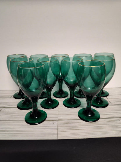 Set de 4 copas vintage Libbey Glass Company en vidrio color verde junípero con detalles dorados. Diseño clásico de gota que combina elegancia retro con funcionalidad.