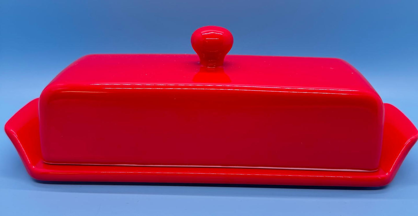 Mantequillera de cerámica esmaltada con tapa y bandeja marcada en cucharadas. Ideal para porcionar con precisión y decorar la cocina con color. Estado: Vintage moderno.&nbsp;