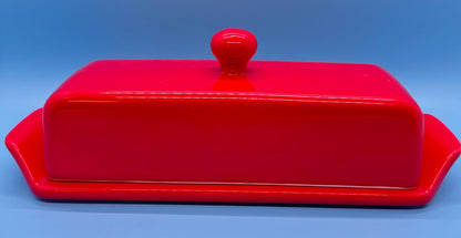 Mantequillera de cerámica esmaltada con tapa y bandeja marcada en cucharadas. Ideal para porcionar con precisión y decorar la cocina con color. Estado: Vintage moderno.&nbsp;