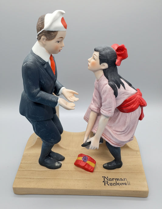 Norman Rockwell “First Dance" Muestra a un niño con un traje y una gorra de papel que, aparentemente, ha pisado accidentalmente a su compañera de baile, que se inclina para agarrarse el pie.