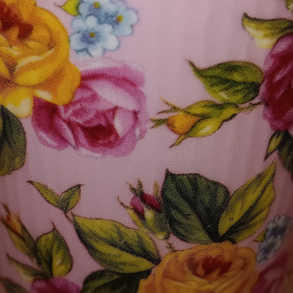 Taza de café y té Hudson Middleton, elaborada en fina porcelana de hueso, tiene una capacidad de 8 oz y está decorada con un arte de rosas.