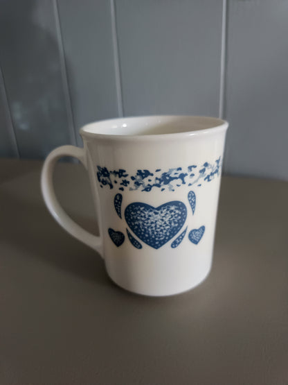 La taza de la colección Blue Hearts de Corelle por Corning