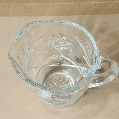 El recipiente cremero Vintage Anchor Hocking, con una altura de 9 cm y diseño del Estrella de David, ofrece una combinación de elegancia y funcionalidad.n
