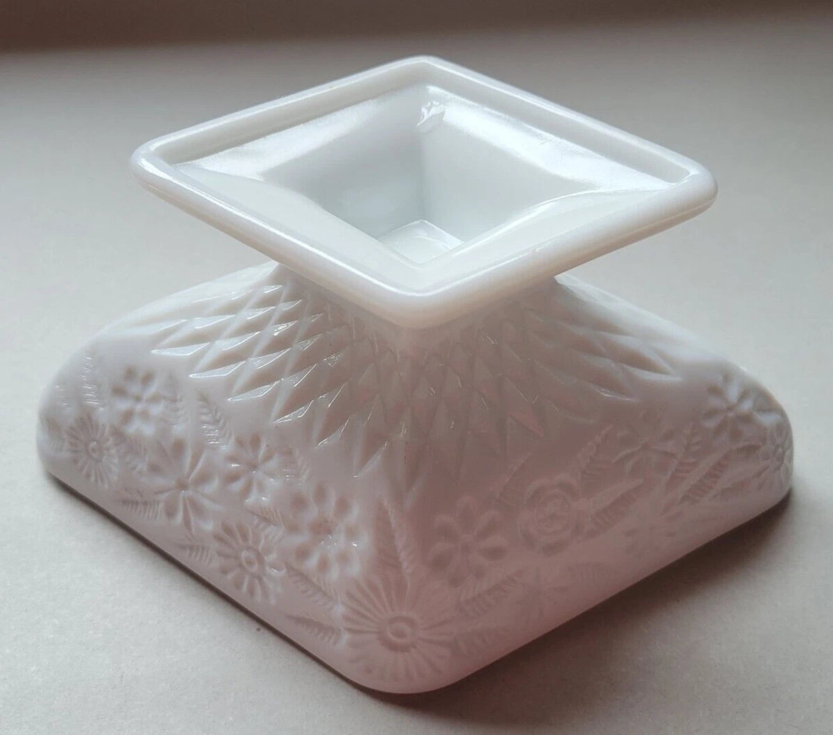 La Dish Candy Diamond Shape de INDIANA GLASS, con dimensiones de 16 cm de largo y 11 cm de ancho, presenta un diseño de piña y flores que combina elegancia y funcionalidad.