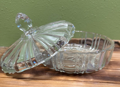 Este platillo  de vidrio Anchor Hocking presenta un diseño vintage con un diámetro de 16.5 cm y una profundidad de 5 cm.