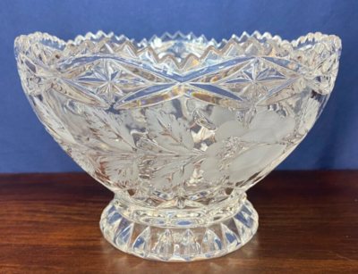 Este bowl footed de Crystal Clear Industries, con un diámetro de 15.5 cm y una altura de 10 cm,