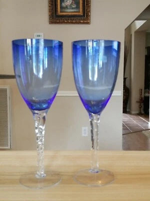Este set de 3 copas de vino presenta un diseño con tallo en espiral de color azul cobalto. Cada copa tiene una altura de 23 centímetros