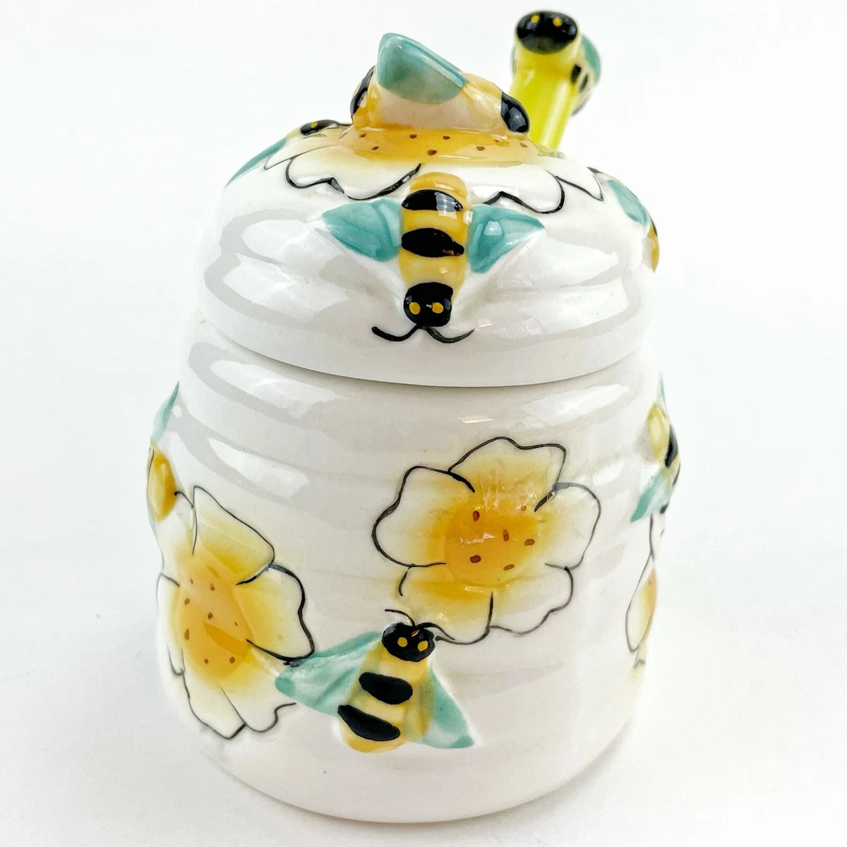 El tarro de miel Beehive de cerámica de 12 oz con dipper y tapa en forma de abeja es un accesorio funcional y decorativo.
