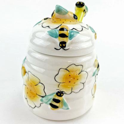 El tarro de miel Beehive de cerámica de 12 oz con dipper y tapa en forma de abeja es un accesorio funcional y decorativo.