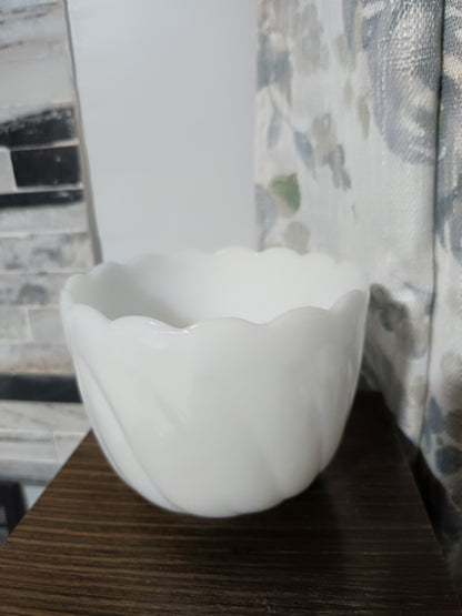 Bowl de vidrio blanco con leche presenta un diseño festoneado, ideal para servir dulces. Con un diámetro de 14 cm y una altura de 12 cm,