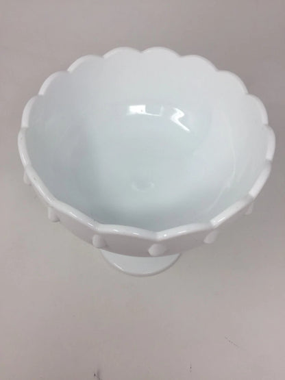 La compotera o frutero de vidrio blanco de leche Indiana Glass con patrón Teardrop, fabricada entre 1950 y 1980, presenta una altura de 19cm alto 18.8cm de  ancho.