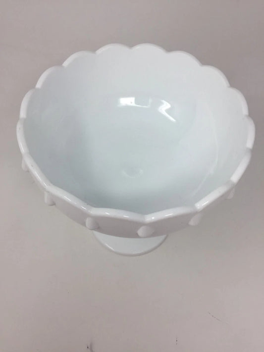 La compotera o frutero de vidrio blanco de leche Indiana Glass con patrón Teardrop, fabricada entre 1950 y 1980, presenta una altura de 19cm alto 18.8cm de  ancho.
