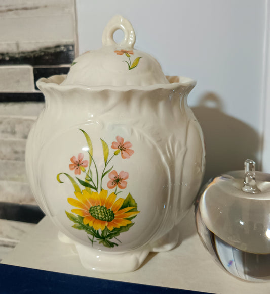 Bombonera o joyero vintage en cerámica presenta un diseño victoriano con relieve decorativo. Medidas 14cm de alto y 12cm diámetro.