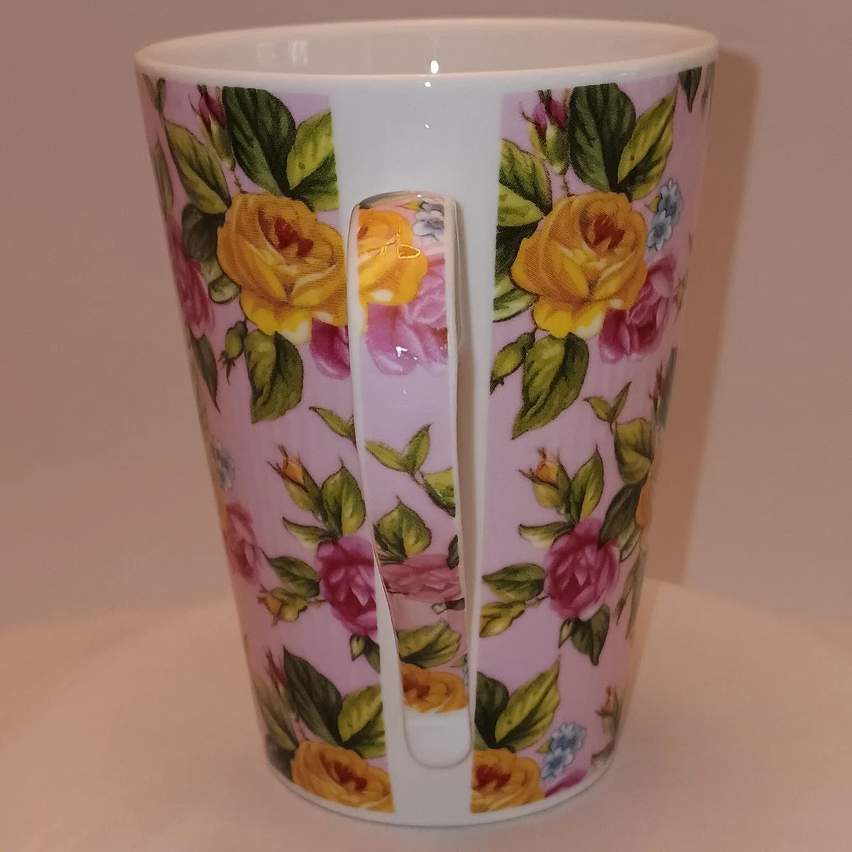 Taza de café y té Hudson Middleton, elaborada en fina porcelana de hueso, tiene una capacidad de 8 oz y está decorada con un arte de rosas.