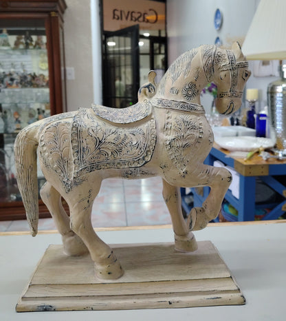 Escultura de Caballo Tallada a Mano – Madera de Mango