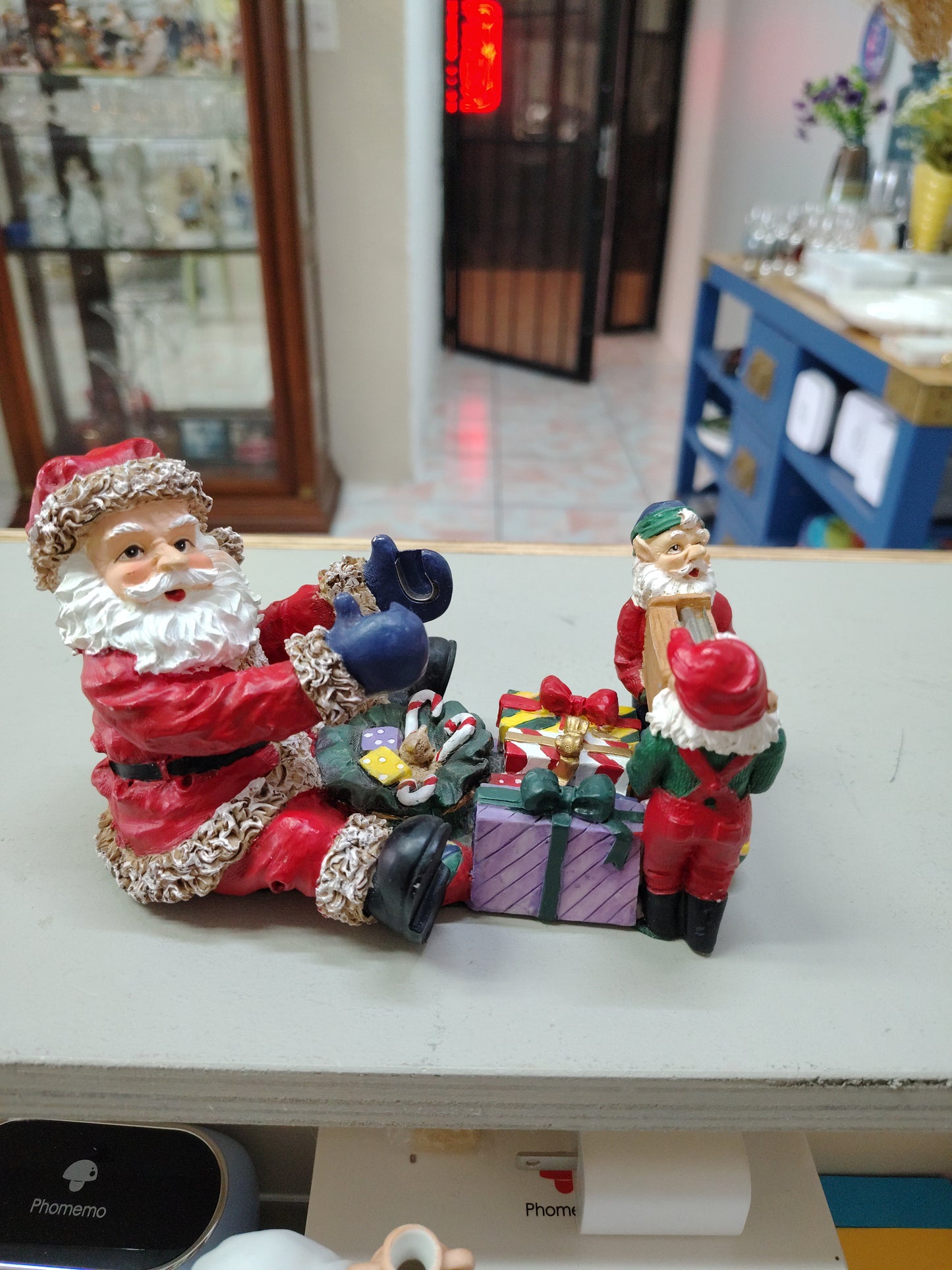 Adorno Navideño Santa y Los duendes con Regalos